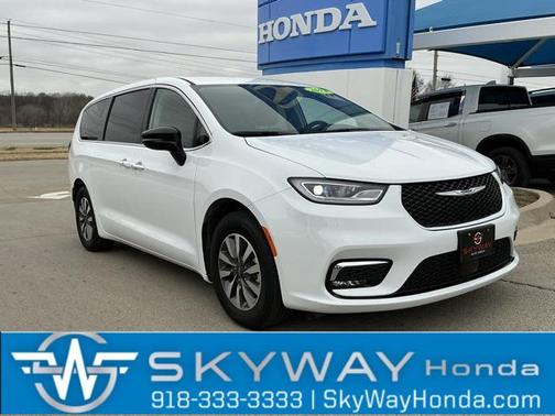 2024 Chrysler Pacifica Hybrid Select