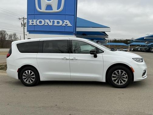 2024 Chrysler Pacifica Hybrid Select