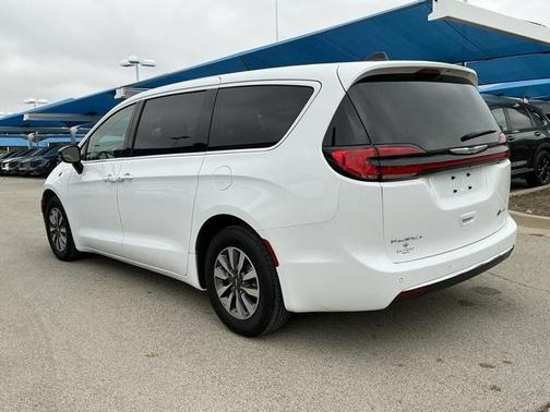 2024 Chrysler Pacifica Hybrid Select