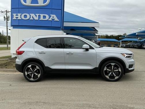 2022 Volvo XC40 T5 Momentum