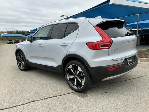 2022 Volvo XC40 T5 Momentum
