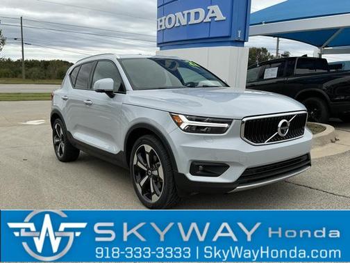 2022 Volvo XC40 T5 Momentum
