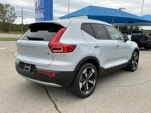 2022 Volvo XC40 T5 Momentum