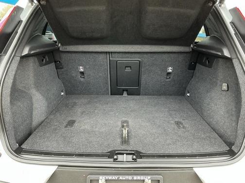 2022 Volvo XC40 T5 Momentum