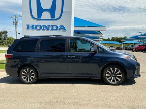 Parisian Night Pearl 2020 Toyota Sienna Limited