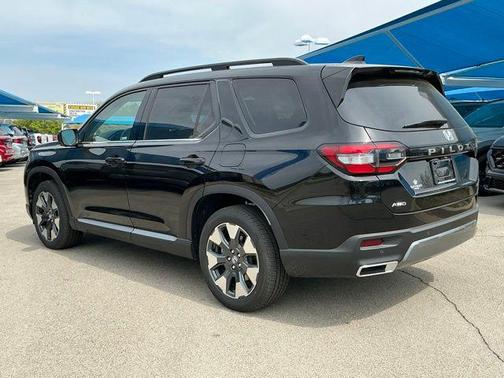 Crystal Black Pearl 2026 Honda Pilot Touring 8-Passenger