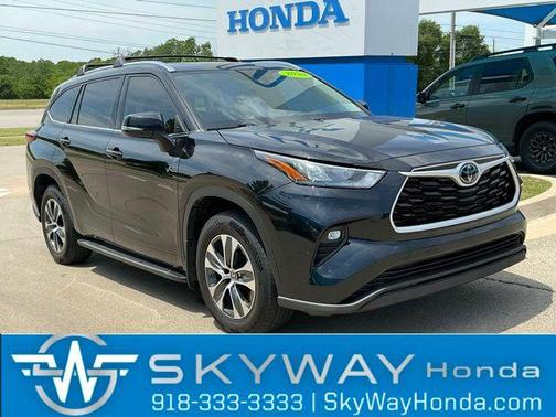 Midnight Black Metallic 2020 Toyota Highlander XLE