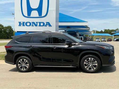 Midnight Black Metallic 2020 Toyota Highlander XLE