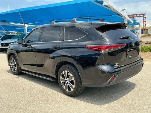 Midnight Black Metallic 2020 Toyota Highlander XLE