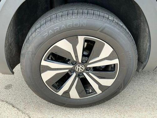 Platinum Gray Metallic 2024 Volkswagen Atlas Cross Sport 2.0T SE