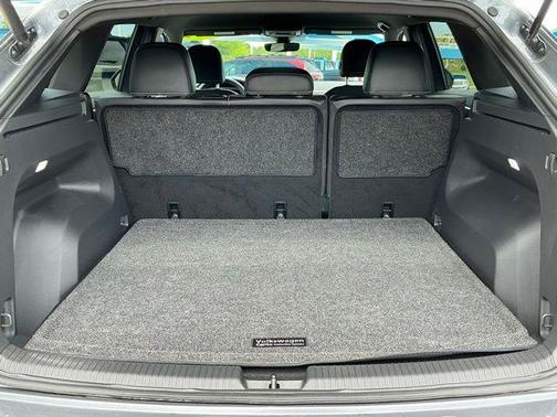 Platinum Gray Metallic 2024 Volkswagen Atlas Cross Sport 2.0T SE