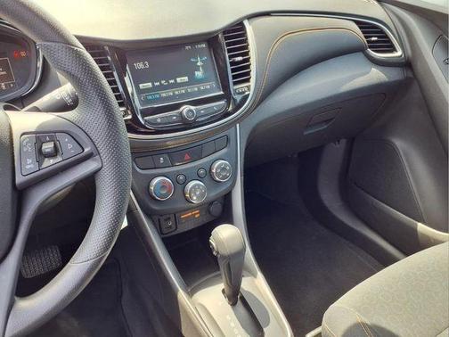Silver Ice Metallic 2017 Chevrolet Trax LS