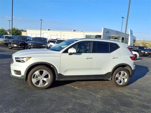 2020 Volvo XC40 T5 Momentum