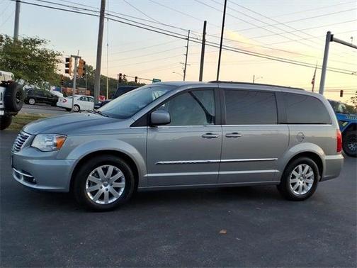 2016 Chrysler Town & Country Touring