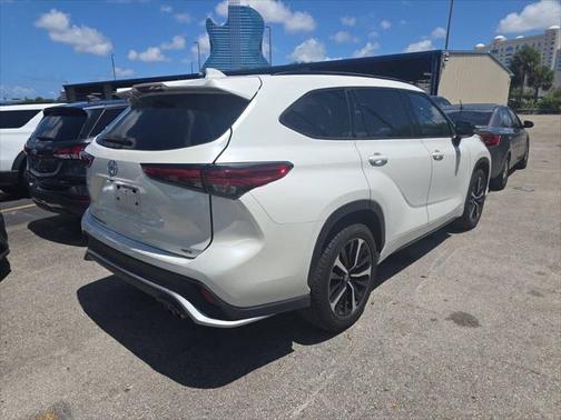 2022 Toyota Highlander Hybrid LE