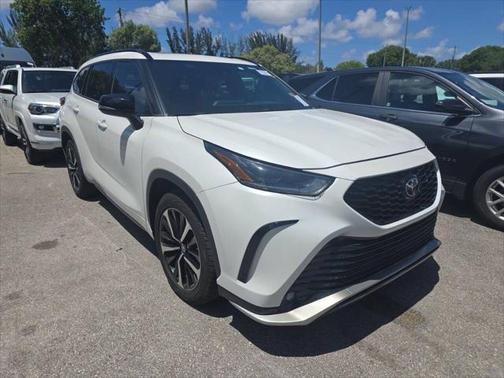 2022 Toyota Highlander Hybrid LE