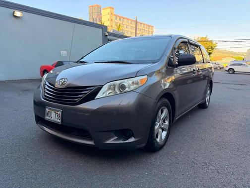2013 Toyota Sienna 5dr 7-Pass Van V6 L FWD (Natl)