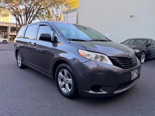 2013 Toyota Sienna 5dr 7-Pass Van V6 L FWD (Natl)