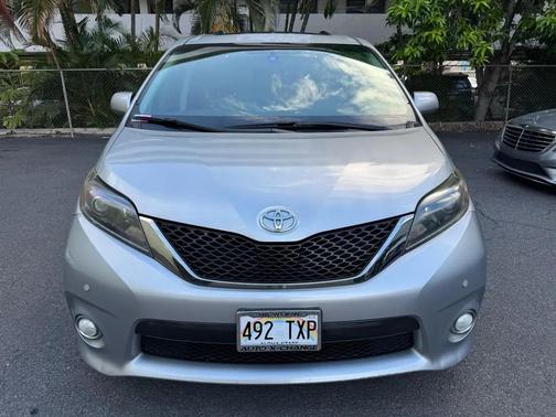 Silver 2015 Toyota Sienna SE Premium