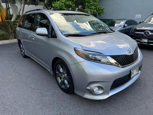 Silver 2015 Toyota Sienna SE Premium