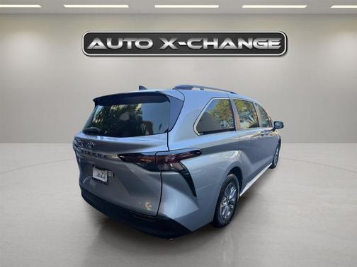 2025 Toyota Sienna LE