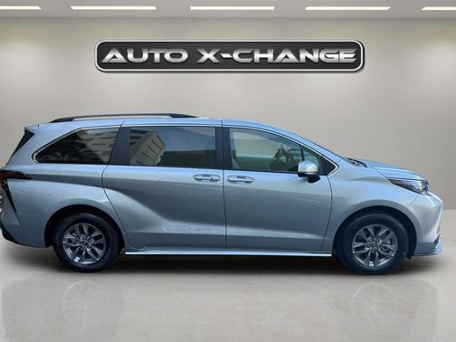 2025 Toyota Sienna LE