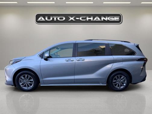 2025 Toyota Sienna LE