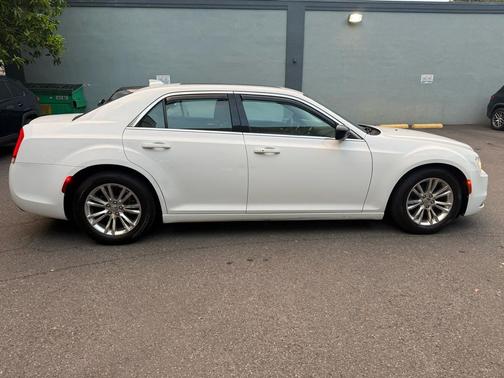 2017 Chrysler 300 Limited