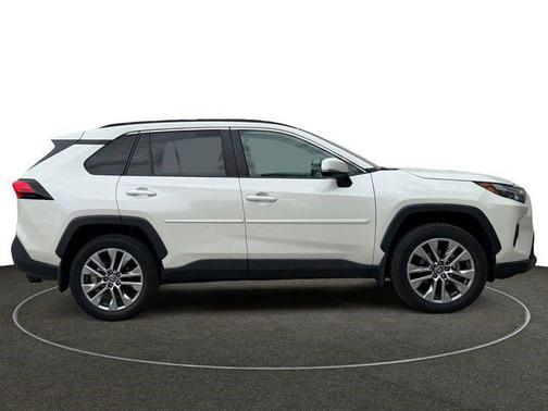 Blizzard Pearl 2022 Toyota RAV4 XLE Premium