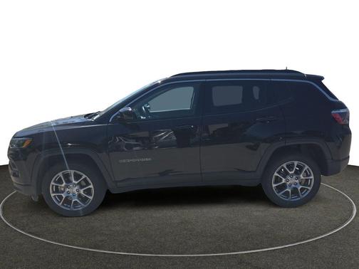 Diamond Black Crystal Pearlcoat 2022 Jeep Compass Latitude Lux