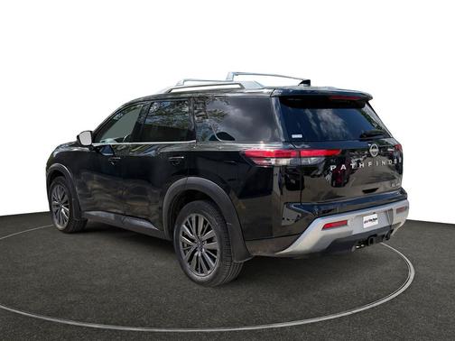 Super Black 2022 Nissan Pathfinder SL 4WD