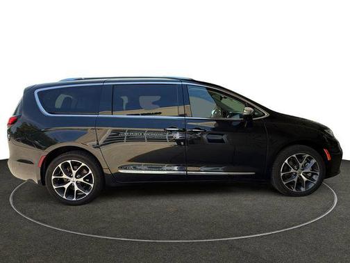 Brilliant Black Crystal Pearlcoat 2021 Chrysler Pacifica Limited