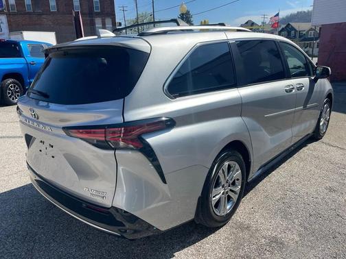 2022 Toyota Sienna Platinum