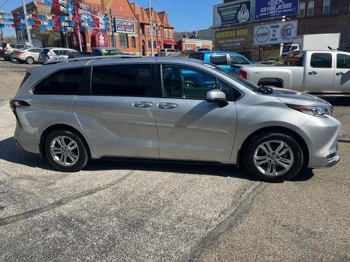 2022 Toyota Sienna Platinum