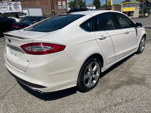 White 2016 Ford Fusion SE
