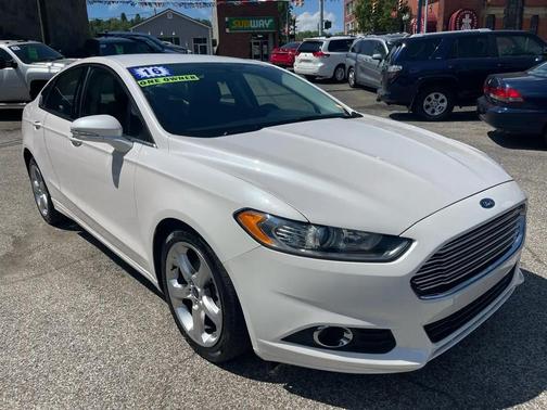 White 2016 Ford Fusion SE