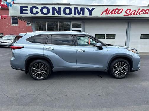 Light Blue 2021 Toyota Highlander Hybrid Limited
