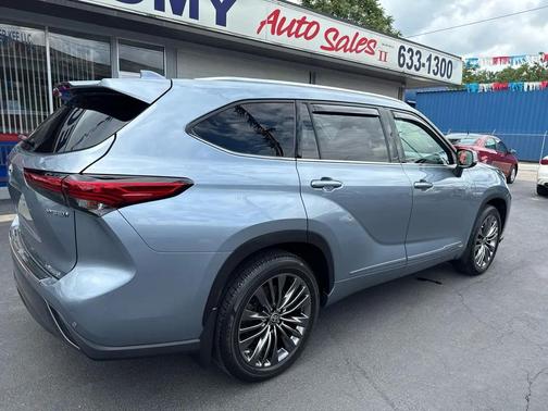 Light Blue 2021 Toyota Highlander Hybrid Limited