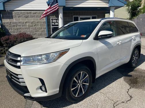 White 2017 Toyota Highlander XLE
