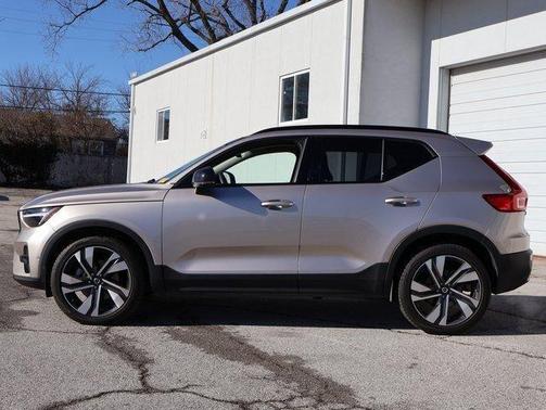 2023 Volvo XC40 B5 Ultimate Dark Theme