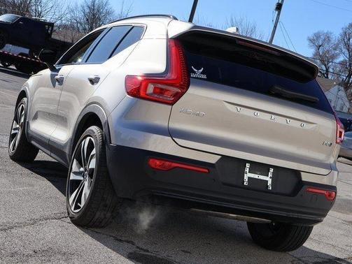 2023 Volvo XC40 B5 Ultimate Dark Theme