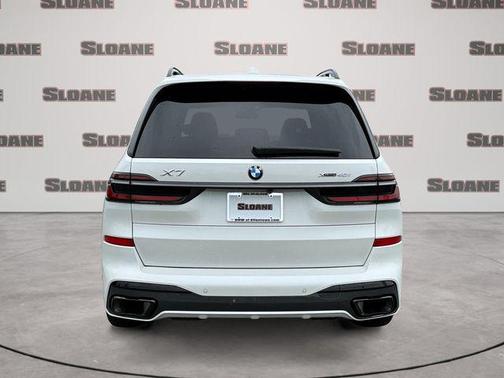Mineral White Metallic 2024 BMW X7 xDrive40i