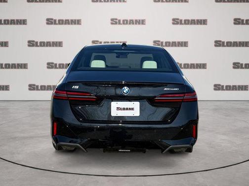 Black Sapphire Metallic 2026 BMW i5 xDrive40