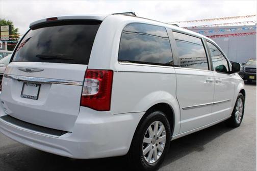 2016 Chrysler Town & Country Touring