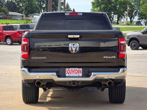 Diamond Black Crystal Pearlcoat 2021 RAM 1500 Laramie