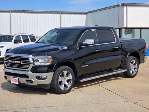 Diamond Black Crystal Pearlcoat 2021 RAM 1500 Laramie