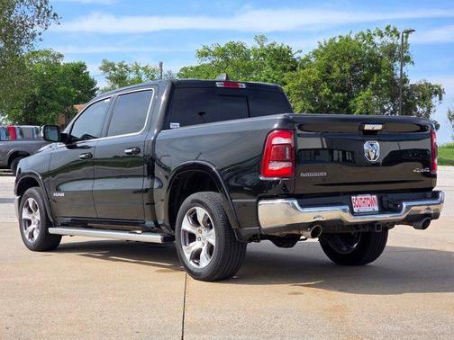 Diamond Black Crystal Pearlcoat 2021 RAM 1500 Laramie