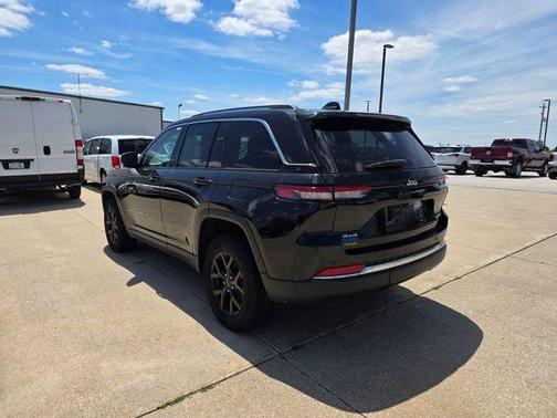 Diamond Black Crystal Pearlcoat 2022 Jeep Grand Cherokee Limited