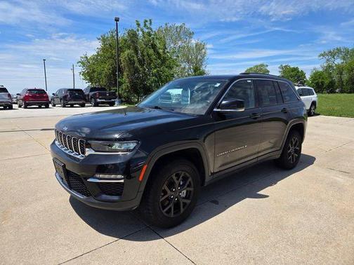 Diamond Black Crystal Pearlcoat 2022 Jeep Grand Cherokee Limited