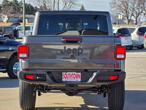 Granite Crystal Metallic Clearcoat 2026 Jeep Gladiator Sahara 4x4